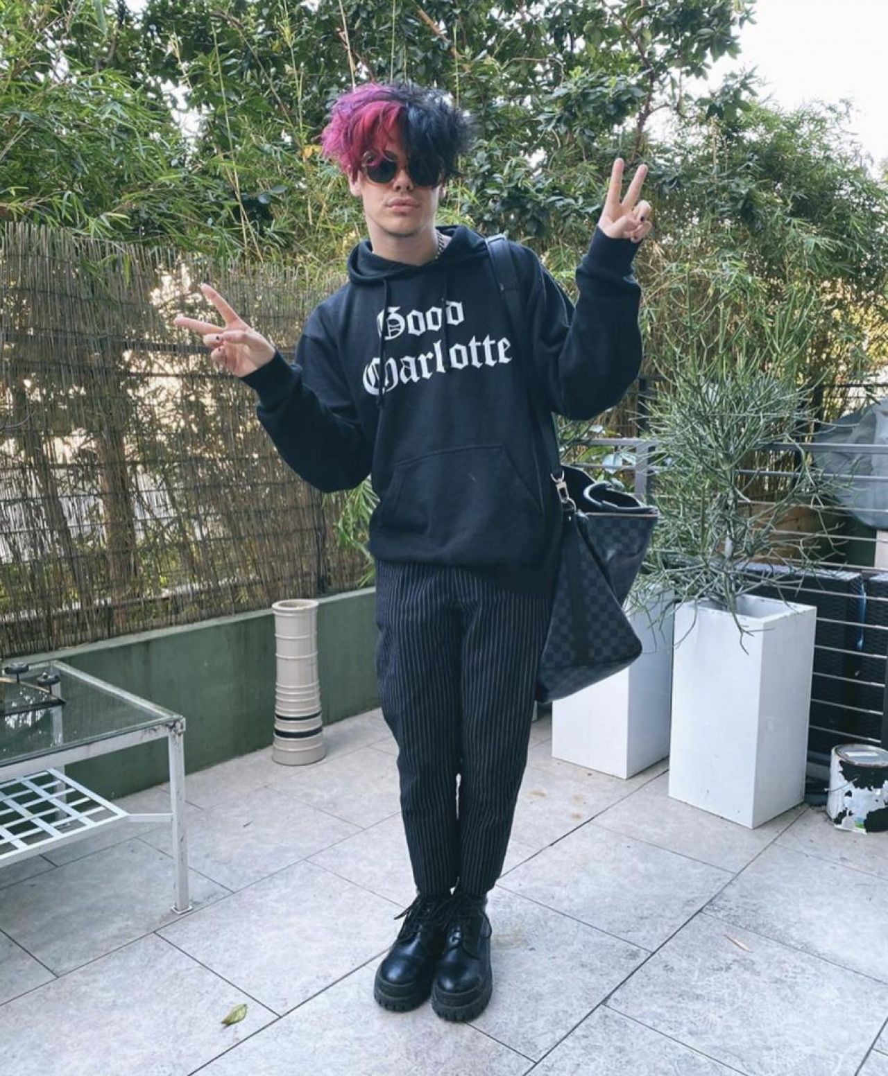 Les Chaussures Noires Port Es Par Yungblud Sur Son Compte Instagram