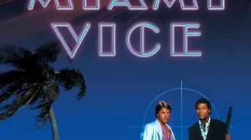 Chaqueta relajada de Sonny Crockett (Don Johnson) en dos policías en Miami