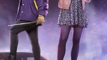 Chaqueta de cuero rosa de Amy Cara Theobold en Crazyhead
