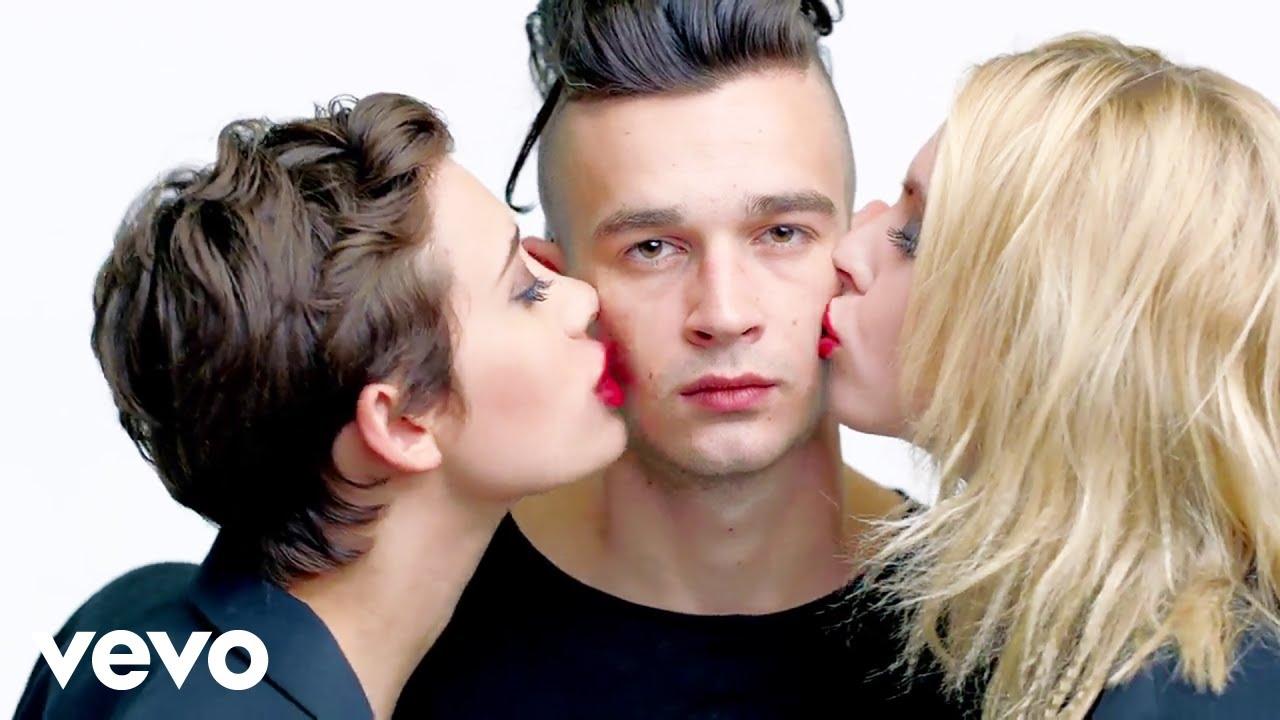 The 1975 - Girls (Official Video): Ropa, Moda, Marca, Look y Estilo |  Spotern