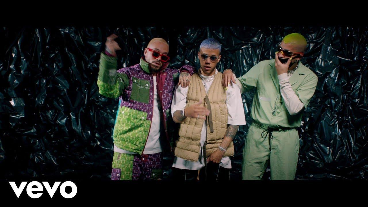 Jhay Cortez, J. Balvin, Bad Bunny - No Me Conoce (Remix): Clothes, Outfits,  Brands, Style and Looks | Spotern