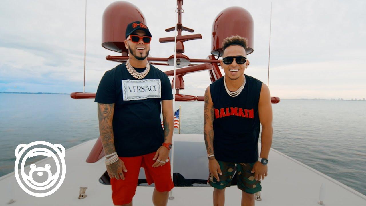 Ozuna & Anuel AA - Cambio (Video Oficial): Clothes, Outfits, Brands, Style  and Looks | Spotern