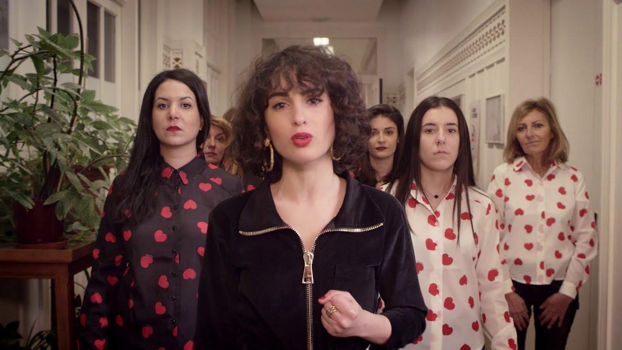 El mono negro de Barbara Pravi en su videoclip Notes pour trop tard (reescritura) x Le malamour El mono negro de Barbara Pravi en su videoclip Notes pour trop tard (reescritura) x Le malamour