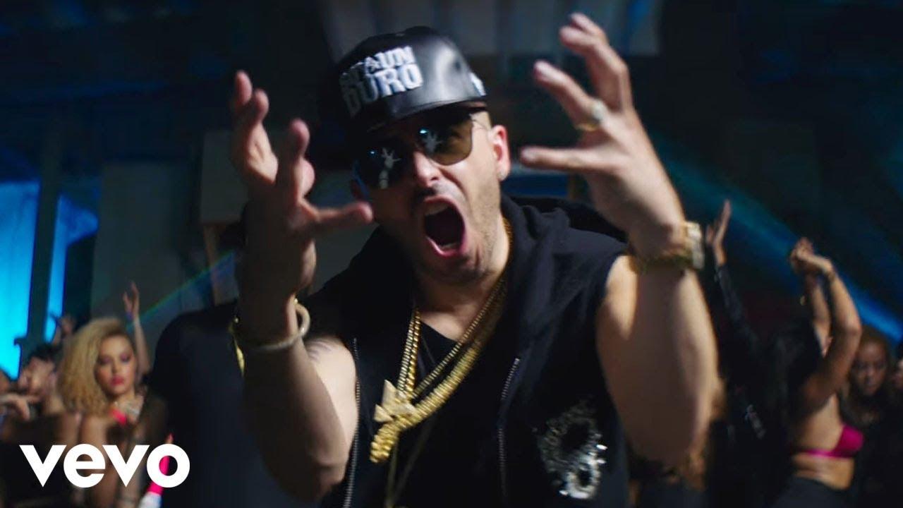 The cap 'Soy A Duro' of Yandel in the video Como Antes feat. Wisin Spotern The cap 'Soy A Duro' of Yandel in the video Como Antes feat. Wisin Spotern