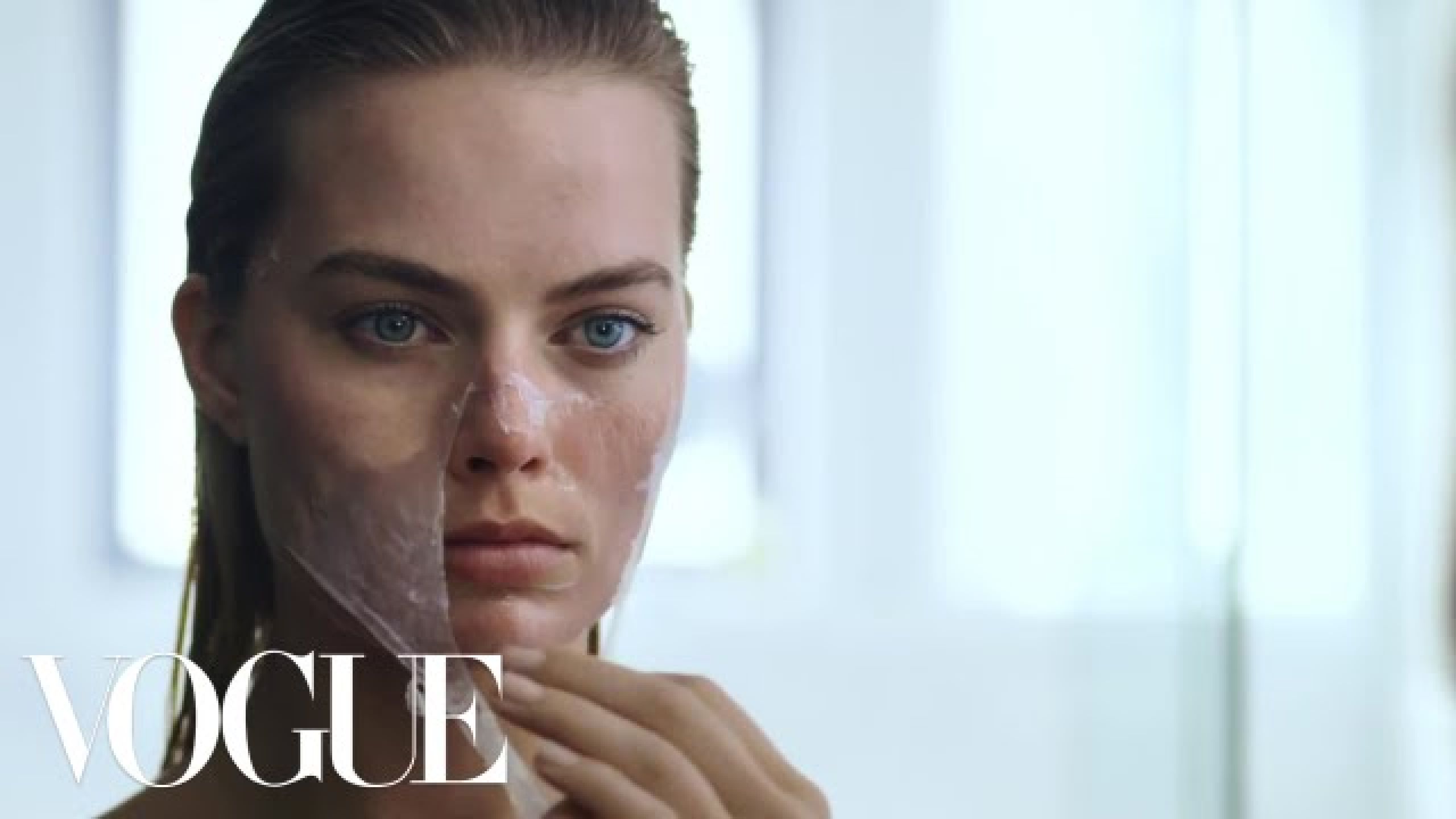 Margot Robbies Beauty Routine Is Psychotically Perfect Vogue Ropa Moda Marca Look Y
