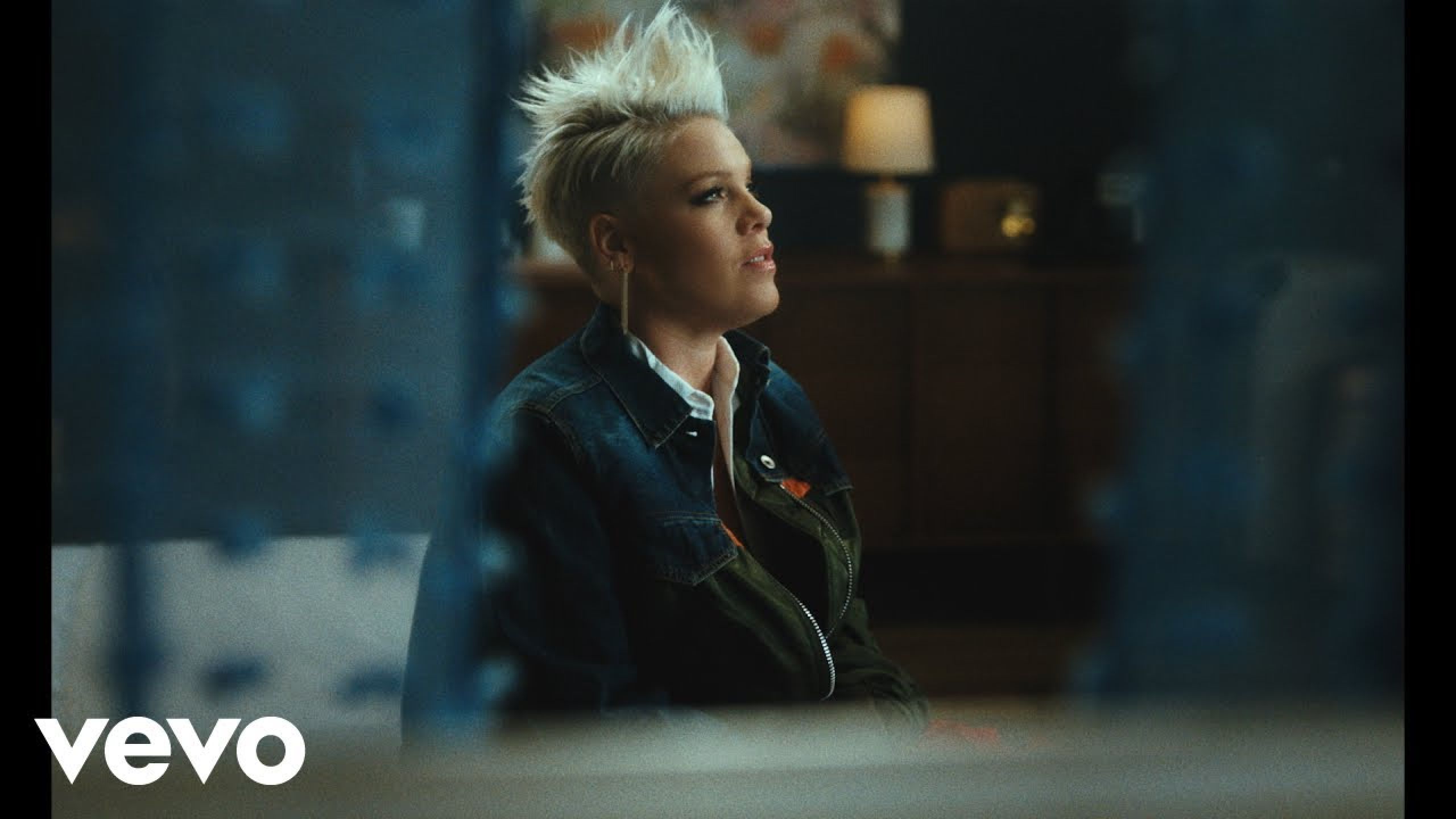 P!nk - Hurts 2B Human ft. Khalid (Official Video): Clothes, Outfits ...