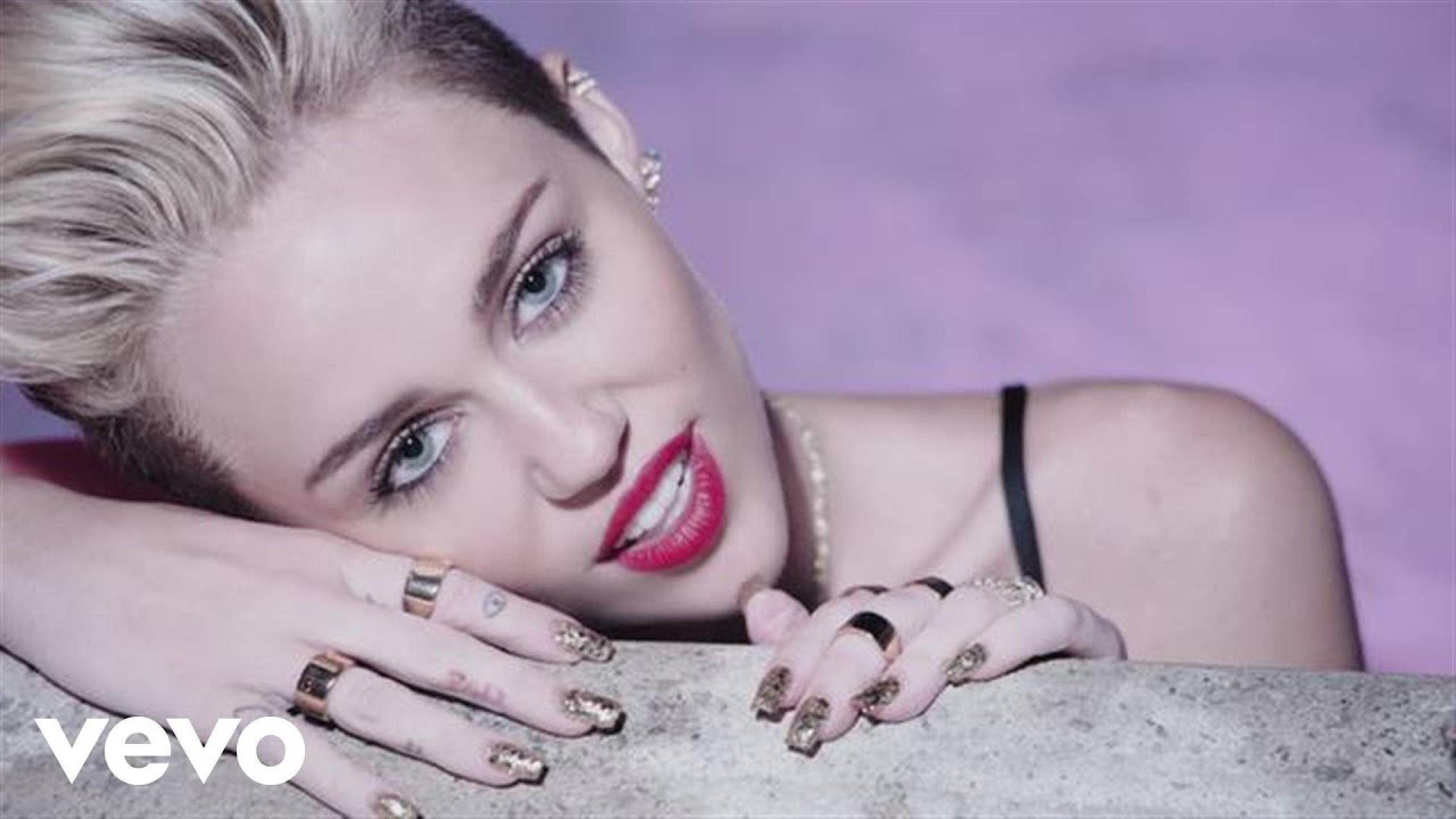 Miley Cyrus We Can T Stop Official Video Ropa Moda Marca Look Y Estilo Spotern
