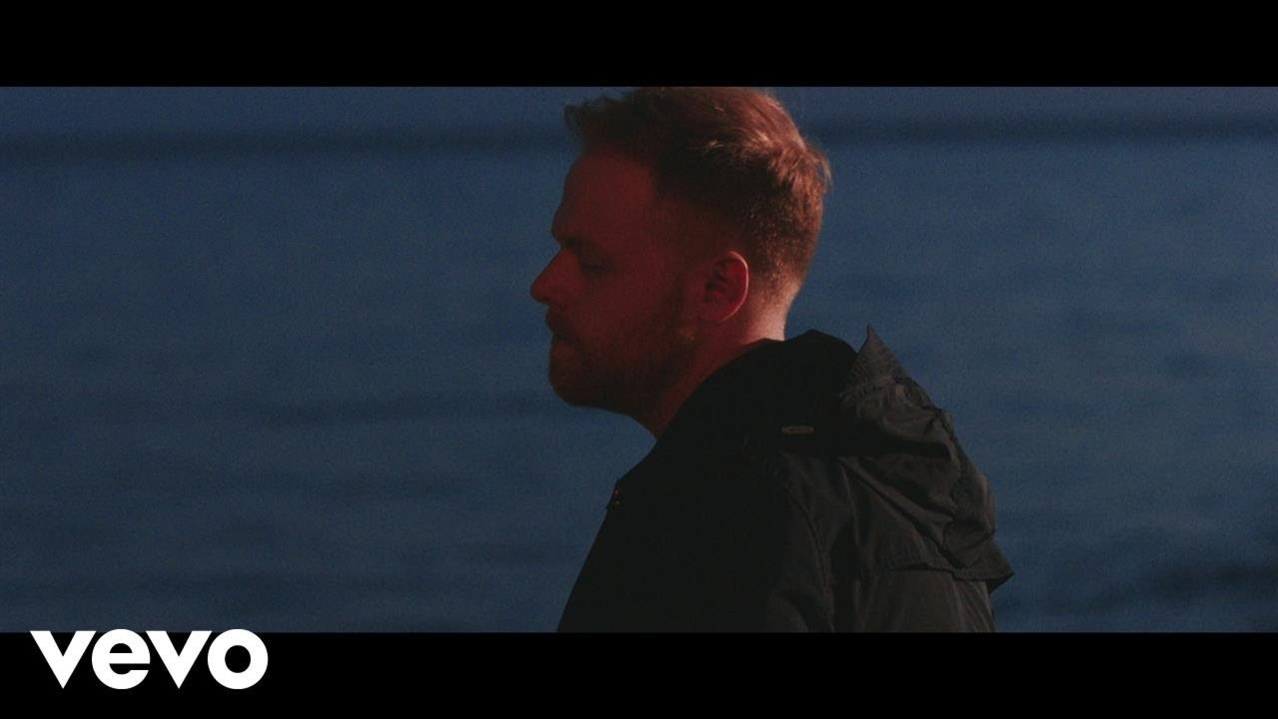 Tom Walker Leave a Light On (Official Video) Clothes, Outfits, Brands, Style and Looks Spotern
