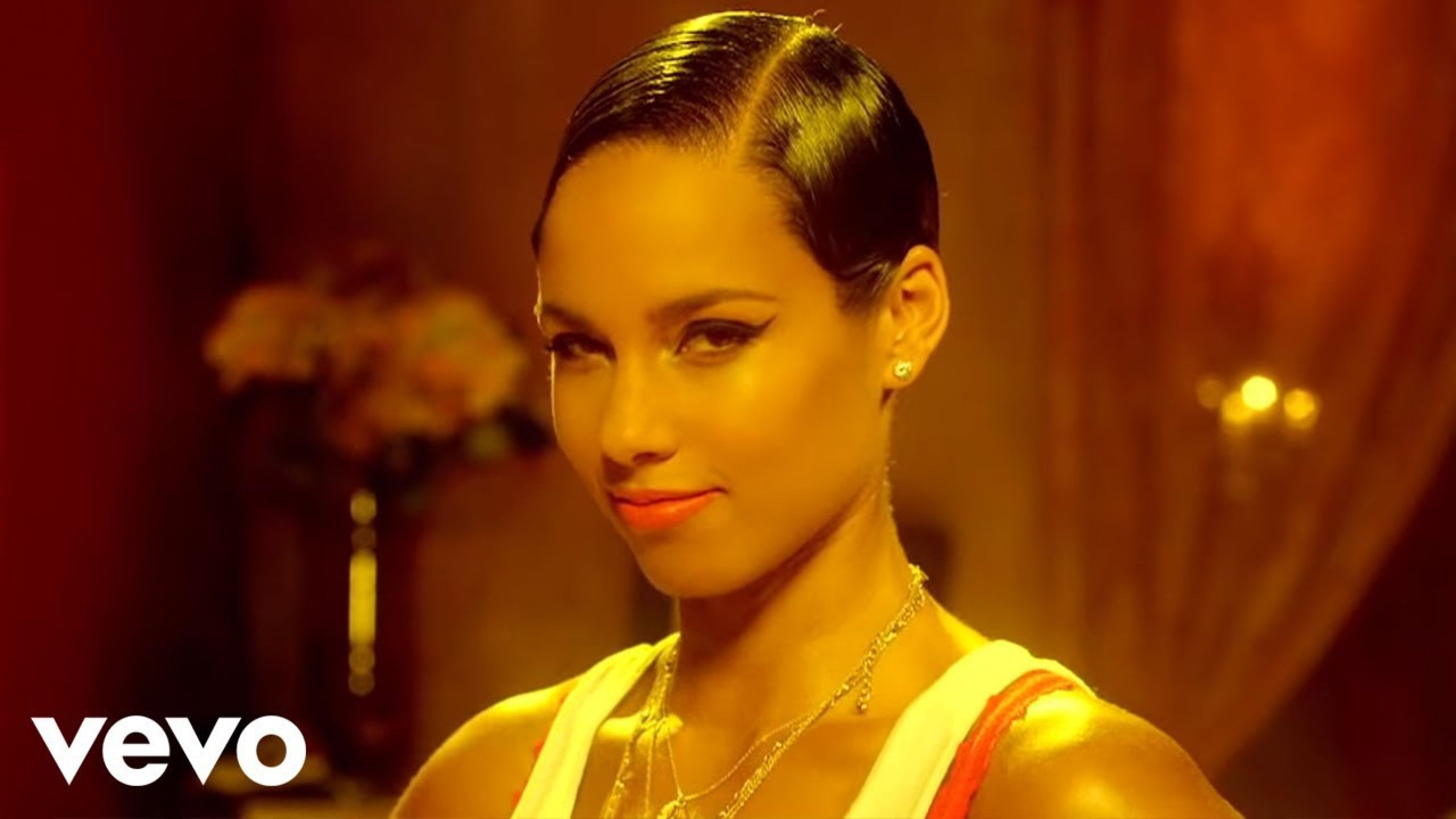 Alicia Keys Girl On Fire Official Video Vêtements Mode Marque Look Et Style Spotern 3292