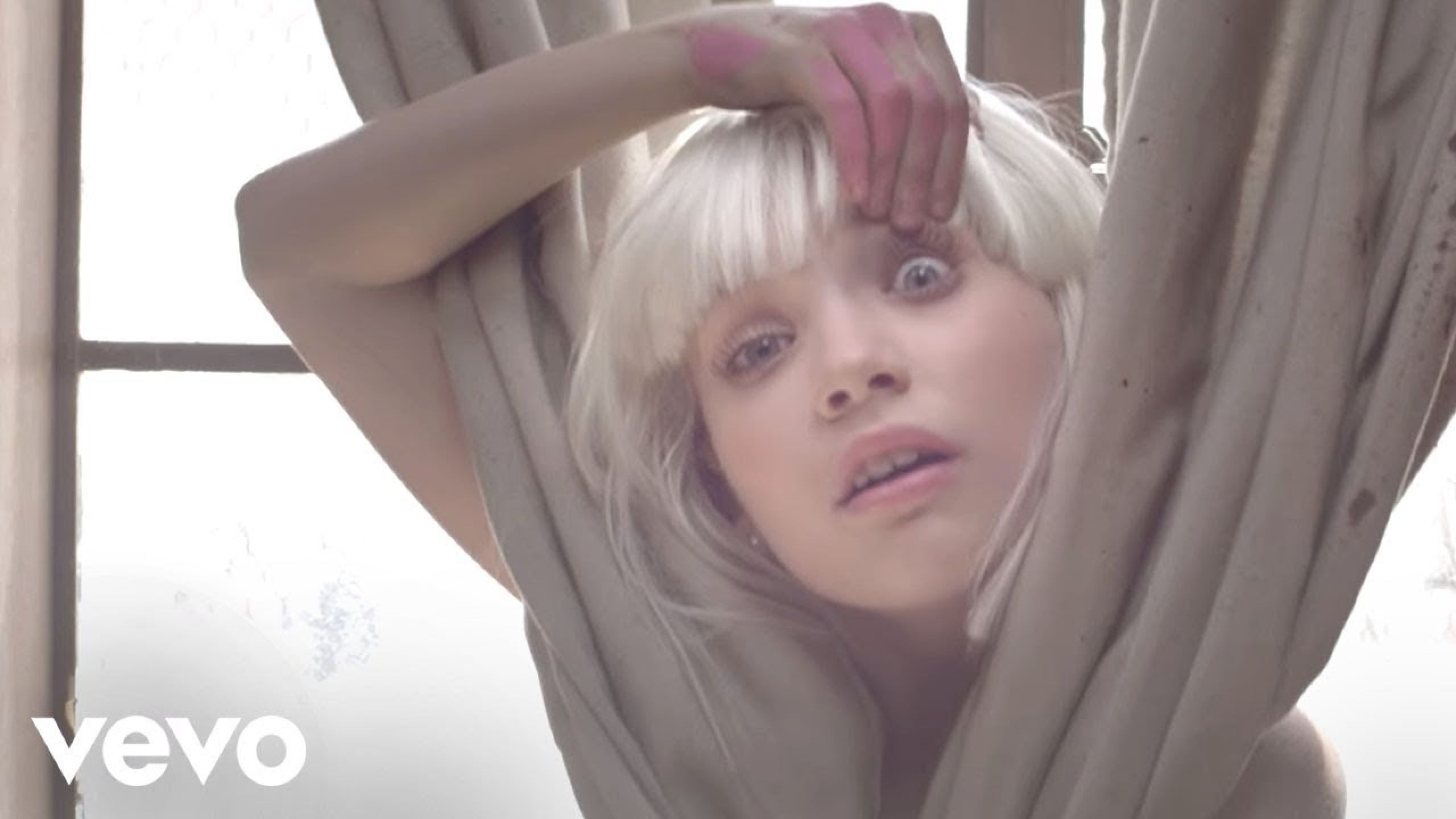 Сие сие песня слушать. Сиа Шандельер. Мэдди Зиглер Chandelier. Chandelier сиа. Sia концерт Chandelier.