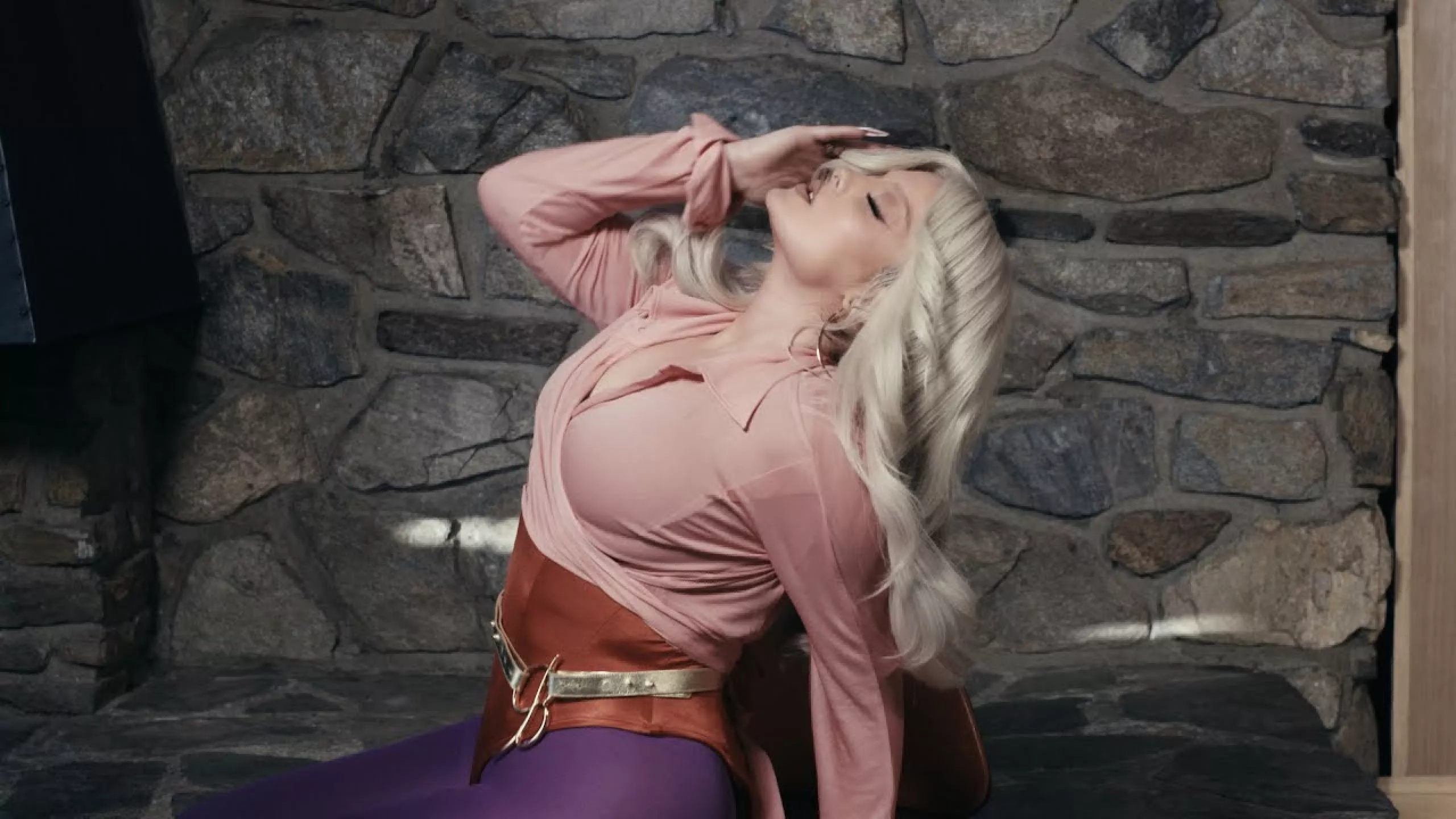 Bebe Rexha - Heart Wants What It Wants (Official Music Video): Clothes ...