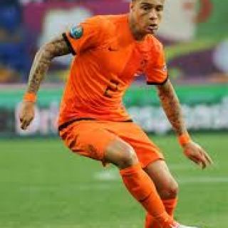 The sweatshirt hoody orange worn by Gregory van der Wiel on his account  Instagram @gregoryvanderwiel