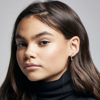 Mono rosa usado por Sasha (Ariana Greenblatt) como se ve en la película