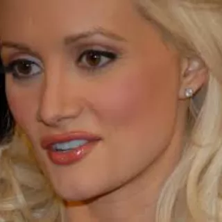 Holly Madison Clothes and Outfits