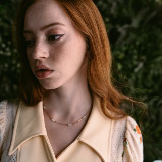 The blouse with flowers Ruthie (Lily Newmark) in Sex Education S01E04.