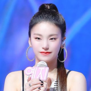 Cropped top in White worn by Hwang Ye-ji in ITZY 