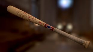 La batte de baseball de Harley Quinn (Margot Robbie) dans Suicide Squad