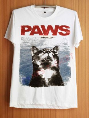 t-shirt "Paws" worn by Roscoe Santangelo (Jorma Taccone) in Parks and Recreation S07E05 |