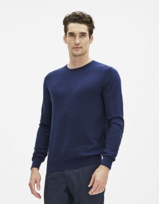 Pull bleu à col rond.