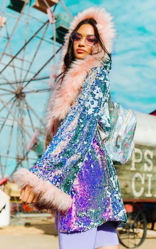 Veste rose à capuche avec fausse fourrure et sequins