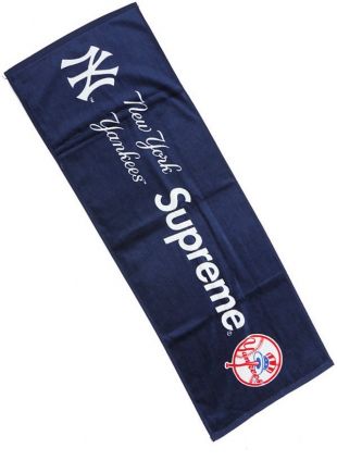 The towel Supreme Yankees that brings the influencer BkTheGod on