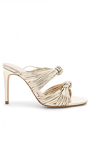 RAYE MULES Ã TALON CONQUEST en Pale Gold | REVOLVE