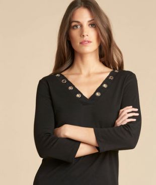 Tee shirt noir encolure à oeillets