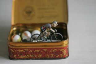 Small Vintage Metal Box Of Childhood Memorabilia Le Fabuleux Destin D'Amélie Poulain
