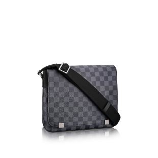 La sacoche Louis Vuitton DISTRICT PM portée par Ben Simmons sur son compte  Instagram