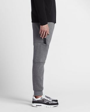 Joggers Nike Sportswear Tech Fleece worn by Giannis Antetokounmpo