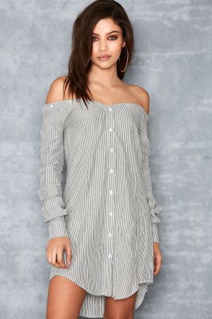 'Charade' Robe chemise à fines rayures noires et blanches aux épaules dénudées   Mistress Rocks