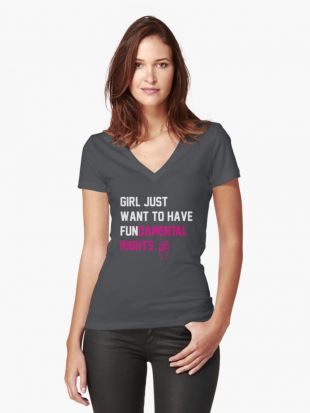 ‘Les filles officielles de Cyndi Cyndi Lauper veulent simplement avoir des droits fondamentaux’ T shirt col V femme by maikbadeer