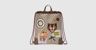 Gucci   Sac à dos en toile suprême GG souple avec cordon coulissant et motifs Courrier Gucci