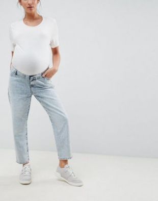ASOS DESIGN Maternity   Jean boyfriend coupe ample avec ceinture recouvrant le ventre   Délavage Bella clair at asos.com