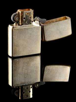 Fernando Duque’s (Bruno Bichir) Gold Lighter