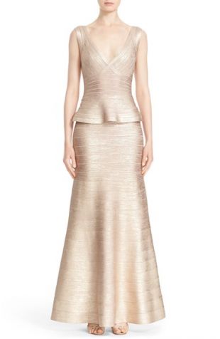 Izabella' Woodgrain Metallic Foil Peplum Gown par Hervé Léger