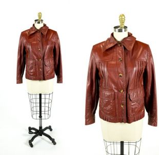 Vintage des années 1970 en cuir brun rougeâtre boutonnage plissée fermeture petite veste saharienne taille XS S Extra Small