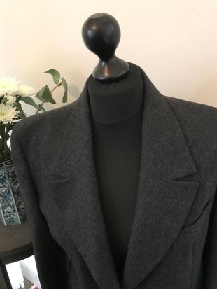 Burberrys laine gris Vintage 1980 jupe costume   une jupe Vintage en laine et un Blazer par Burberrys.