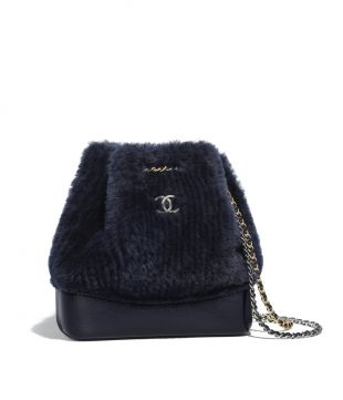 Petit sac à dos GABRIELLE de CHANEL, mouton lainé, veau, métal argenté & doré, bleu marine   CHANEL