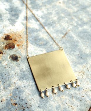 Long collier de déclaration avec franges en perle, pendentif carré, collier géométrique en laiton de couleur or