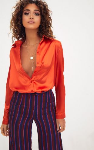 Chemise satinée orange boutonnée devant