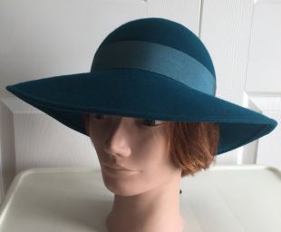 chapeau en feutre des années 70 femme - bleu profond (21 3/4 pouces 55 cm) chez Andre Vintage