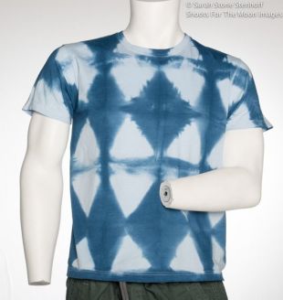 Bleu de Cobalt moyen Shibori Itajime ras du cou T Shirt Triangles