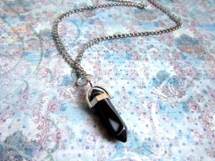 Collier en pierre noir, bijoux pierre noir, pendentif en pierre noire, Blackstone, collier Point, Goth collier, collier en cristal Blackstone a chuté