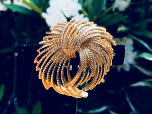 Broche Monet dorée à noeud torsadé