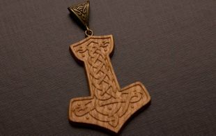 Marteau de Thor de pendentif en bois bois Thor marteau en bois mâle pendentif en bois amulette Mjolnir mythe scandinave de pendentif bijoux Viking
