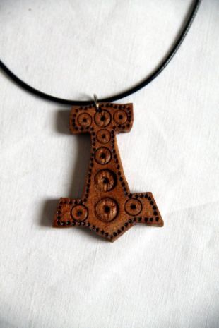Pendentif en bois gravé, collier viking, Mjolnir, Marteau de Thor, scandinave, nordique, fantasy, amulette, talisman, porte bonheur