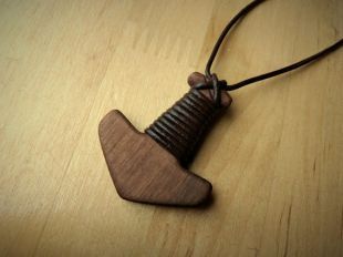 Marteau de Thor en bois faie   gainé de cuir