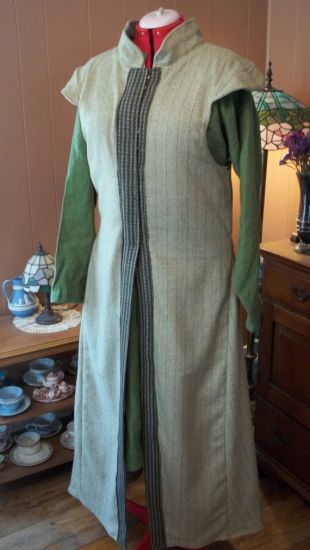 The tunic green and blue of Aethelred (Toby Regbo) in The Last Kingdom  S02E03