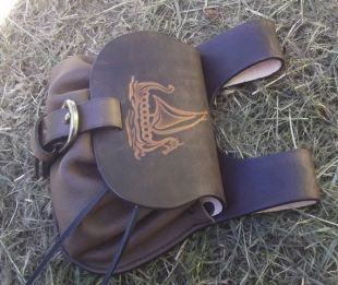 Petite aumônière en cuir , motif viking drakkar , couleur au choix ( marron chêne sur la photo )